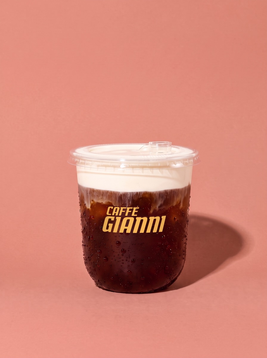 MONTE BIANCO, cold brew over ice under a thick white foam, with a sip lid, in a Caffè Gianni cup